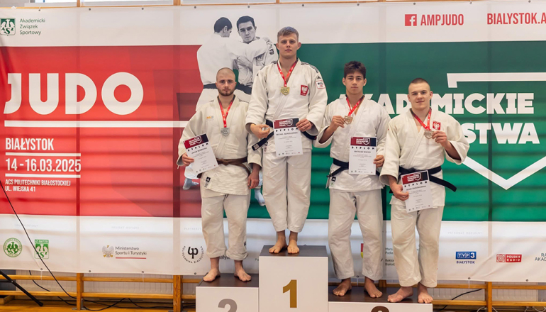 podium z zawodnikami ubranymi w kimona