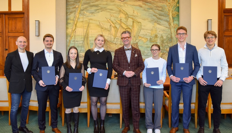zdjęcie grupowe dwóch mężczyzn i sześciorga studentów