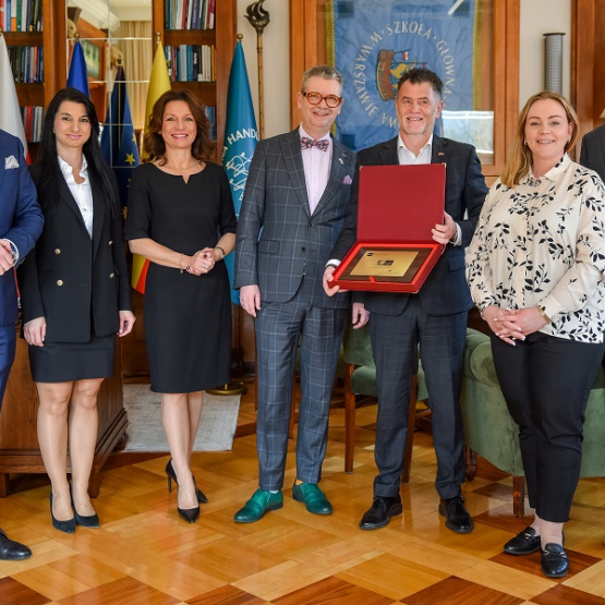 zdjęcie grupy osób w gabinecie