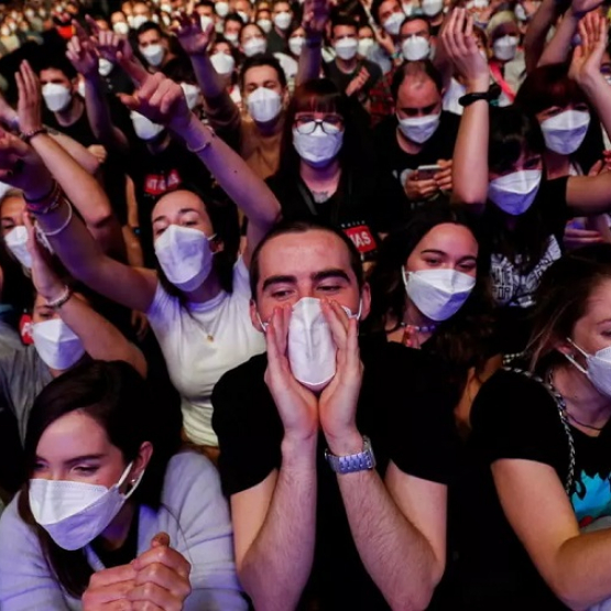 Barcelona. KOncert 2021. Ludzie blisko siebie w maseczkach